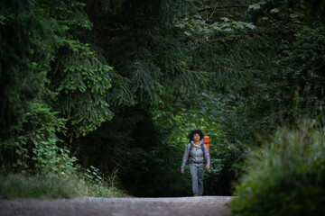 Obraz premium U.S. Army female soldier putting in the miles with an early morning hike in the NorthWest.