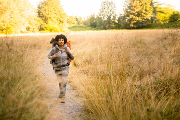 Obraz premium U.S. Army female soldier putting in the miles with an early morning hike in the NorthWest.
