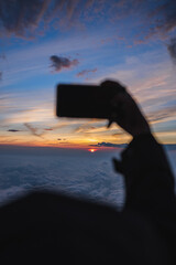 富士山頂上でご来光を待つ人