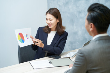 プレゼンするビジネスウーマン