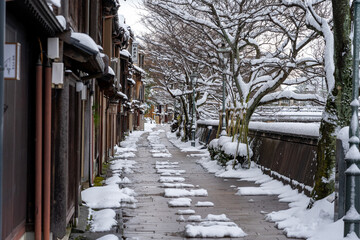 冬の金沢旅行・雪が積もった主計町茶屋街
