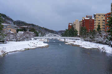 Fototapeta na wymiar 冬の金沢旅行・雪が積もった浅野川