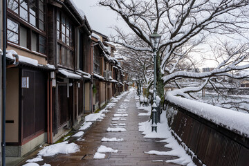 冬の金沢旅行・雪が積もった主計町茶屋街