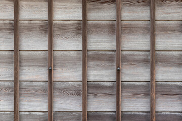 伝統的な日本建築の下見板張りの壁