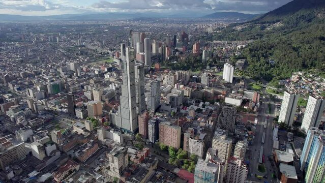 Paisaje urbano en una tarde soleada en la ciudad de Bogot&aacute; (Colombia), pais latinoamericano