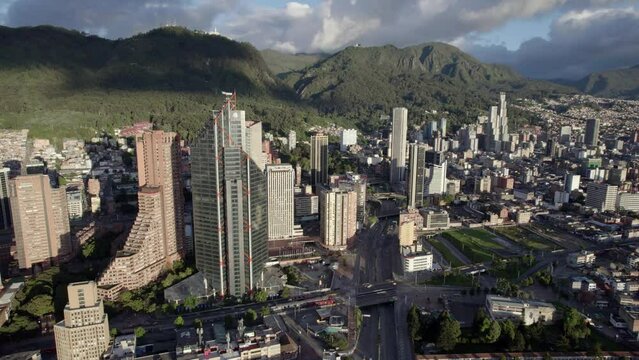 Paisaje urbano en una tarde soleada en la ciudad de Bogot&aacute; (Colombia), pais latinoamericano