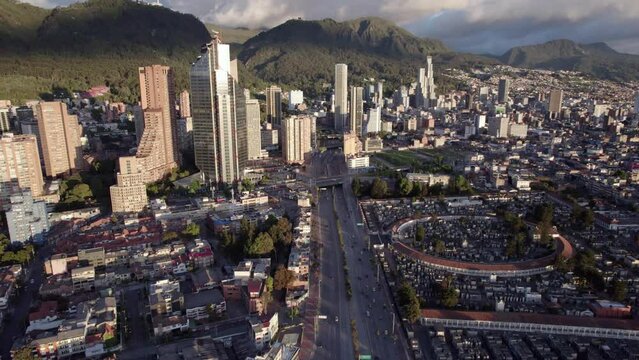 Paisaje urbano en una tarde soleada en la ciudad de Bogot&aacute; (Colombia), pais latinoamericano