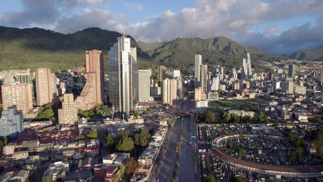 Paisaje urbano en una tarde soleada en la ciudad de Bogot&aacute; (Colombia), pais latinoamericano