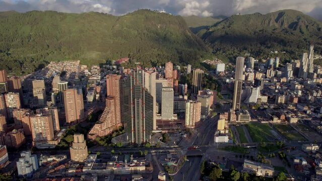 Paisaje urbano en una tarde soleada en la ciudad de Bogot&aacute; (Colombia), pais latinoamericano