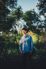 森で西日を浴びる男性