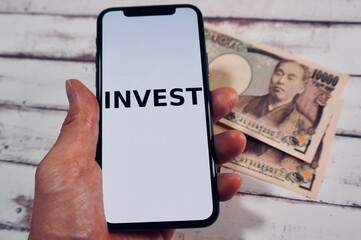 スマートフォンで投資のイメージ