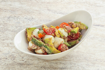 Salad with tuna and avocado