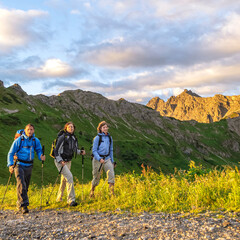 Bergwanderer genießen die Ruhe und die wärmende Morgensonne im Gebirge