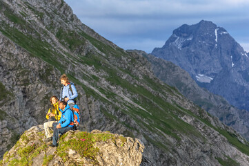 Fototapeta na wymiar Alpinisten genießen die Sonne im Hochgebirge