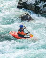 Auspowern beim Kajakfahren im Wildwasser
