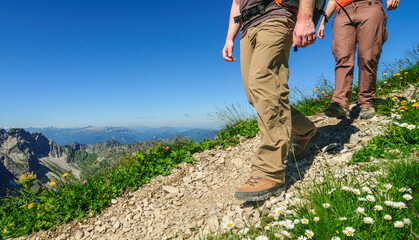 Wanderer im Abstieg vom Gipfel auf einem bergpfad