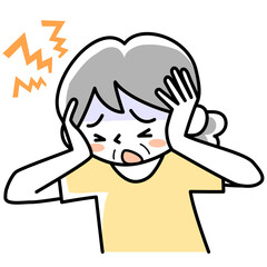 頭痛で困るシニア女性の上半身
