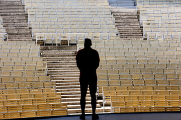 Rzędy składanych krzesełek w teatrze na powietrzu. Estrada.
