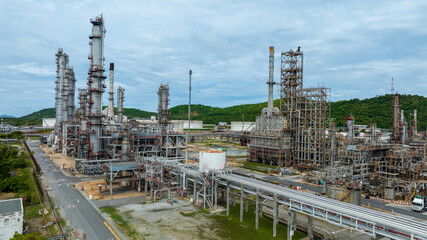 Obraz premium Oil Refinery Gas Chemical Equipment Prodiction import export Concept, Crude Oil Refinery Plant Steel Pump Pipe line and Tank and Cooling tower, Chemical or Petrochemical Factory plant, industry