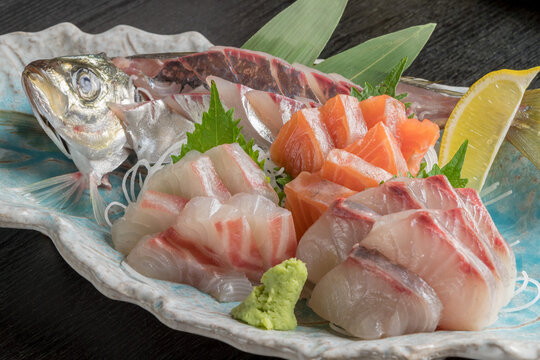 和食レストランや居酒屋で提供される、アジの姿造りやサーモン、タイを贅沢に盛り合わせた新鮮な刺身盛り合わせ。彩り豊かな旬の魚介を楽しめる一品料理