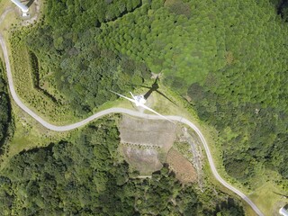 青空の青山高原の風車群をドローンで真上から空撮した写真