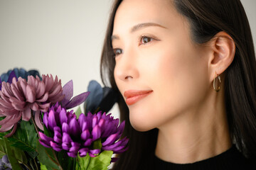 紫の秋の花（菊・桔梗）と美しい日本人女性　横顔