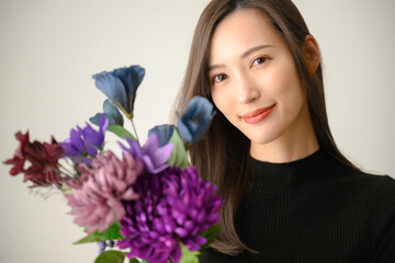 紫の秋の花（菊・桔梗）と美しい日本人女性