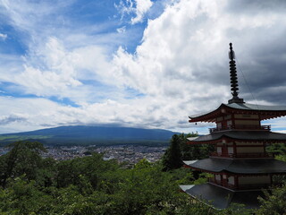Obraz premium 新倉山浅間公園で富士山が雲に隠れて見えない写真