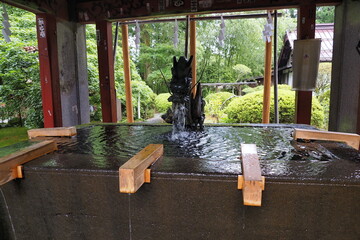 手水舎の水が出てくる龍の石像