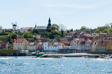 Obraz premium Blick vom Wasser auf die Stadt Gudjhem auf Bornholm, Dänemark