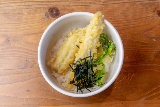 ミニ天丼 天丼 穴子天丼 あなご アナゴ 穴子 天ぷら 刻み海苔 大葉 ご飯 米 丼物 小鉢 飲食店 レストラン ランチ ディナー 居酒屋 和食 木目背景 | Mini Anago Tendon, Deep Fried Conger Eel Tempura Rice Bowl, Izakaya Menu, Food Photo