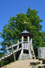 Holzturm auf dem Spielplatz videoüberwacht