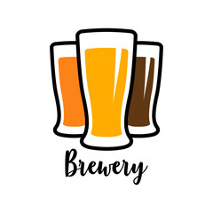 Varios tipos de cerveza. Logotipo con texto manuscrito Brewery con silueta de 3 vasos de cerveza en varios colores
