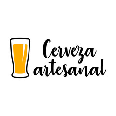 Logotipo con texto manuscrito Cerveza artesanal con silueta de vaso de cerveza en color negro y amarillo