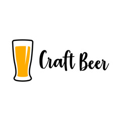 Logotipo con texto manuscrito Craft Beer con silueta de vaso de cerveza en color negro y amarillo