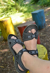 Füße ruhen in Sandalen währen einer Auszeit