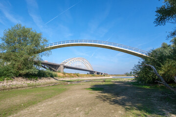 Obraz premium Low water level river Waal || Lage waterstand river de Waal Nijmegen, Gelderland province, The Netherlands