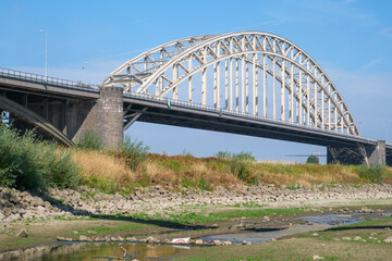 Obraz premium Low water level river Waal || Lage waterstand river de Waal Nijmegen, Gelderland province, The Netherlands