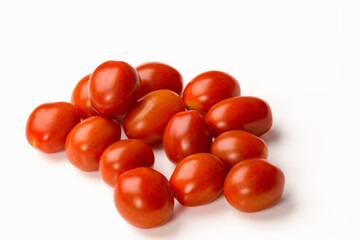 tomates biologique coeur de pigeon sur fond blanc