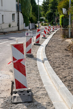 R&eacute;fection de trottoir et caniveau dans une rue. Pose de bordures en ciment