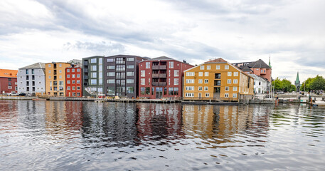 Obraz premium Old buildings by the Nidelven (river) in Trondheim, Trøndelag, Norway, Scandinavia, Europe