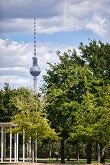 Berliner Fernsehturm aus der Sicht vom Park © Syed Sheraz Ahmed