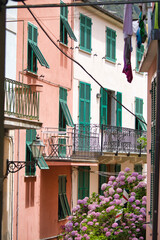 Fototapeta na wymiar Offene rustikale Grün/Türkise Fenster von Häusern in der Toskana (Italien) - Ohne aufgehänge Klamotten zum trocken