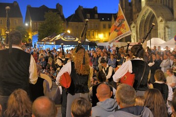Fototapeta na wymiar Bagad qui joue dans les rues de Tréguier en Bretagne