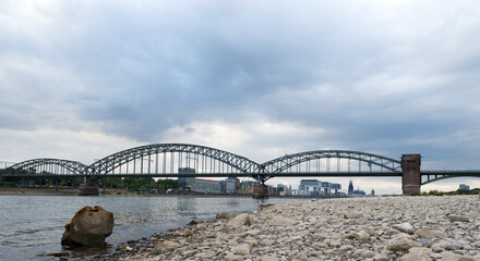 Niedrigwasser im Rhein an der Südbrücke in Köln.