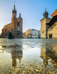 Fototapeta na wymiar Widok na Kościół Mariacki w Rynku Głównym w Krakowie w letni dzień o poranku