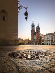 Widok na Kościół Mariacki w Rynku Głównym w Krakowie w letni dzień o poranku