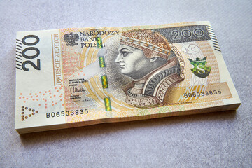 polskie banknoty 200 złotowe na stole 