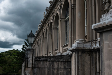 不穏な様子の洋風お城