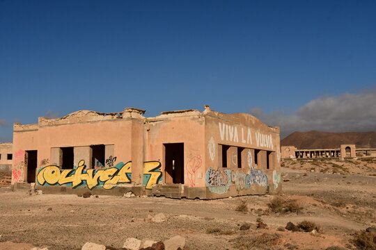 EDIFICIOS EN RUINAS EN EL SUR DE LA ISLA DE TENERIFE